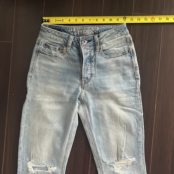 NWOT AMERICAN EAGLE Vintage hi-rise Light-wash Distressed Jeans (STRETCH) - Picture 5 of 10